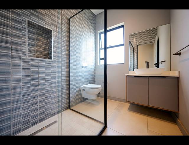 5 BEDROOM HOUSE FOR SALE IN HELDERFONTEIN ESTATE